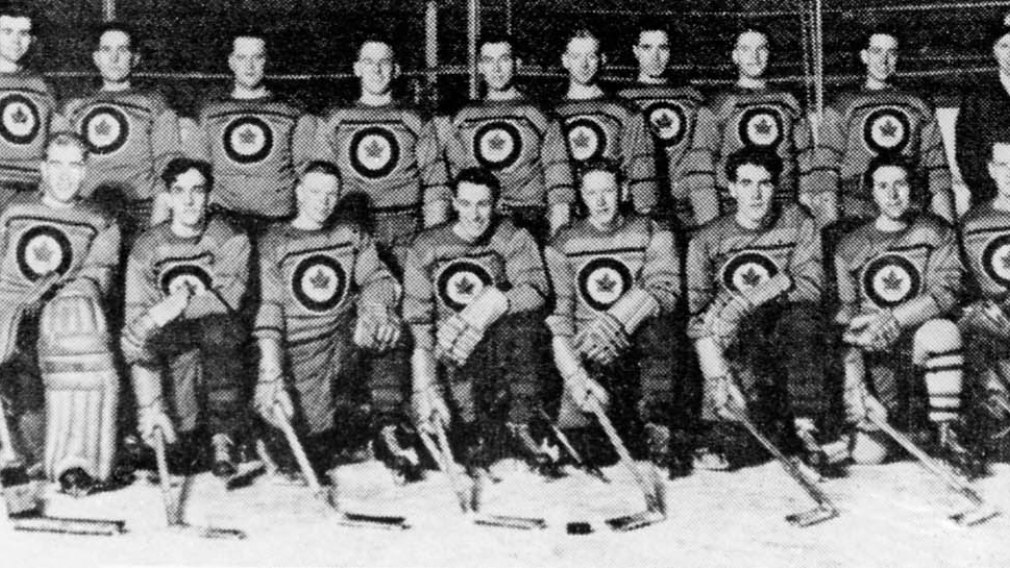1948 RCAF Flyers pose for a phot on the ice