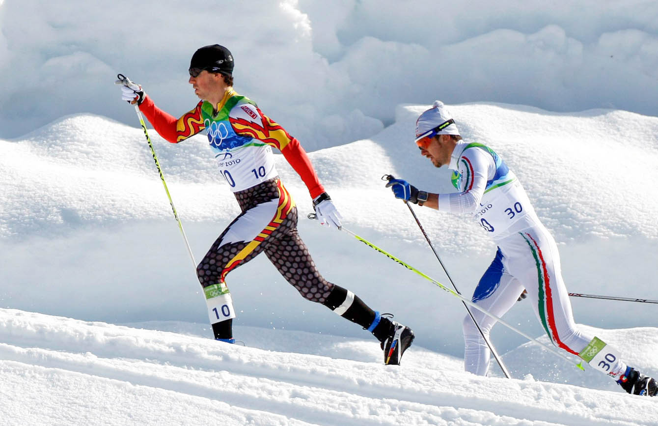 Лыжник в начале. Лыжный спорт. Лыжи спорт. Лыжник. Лыжные гонки.