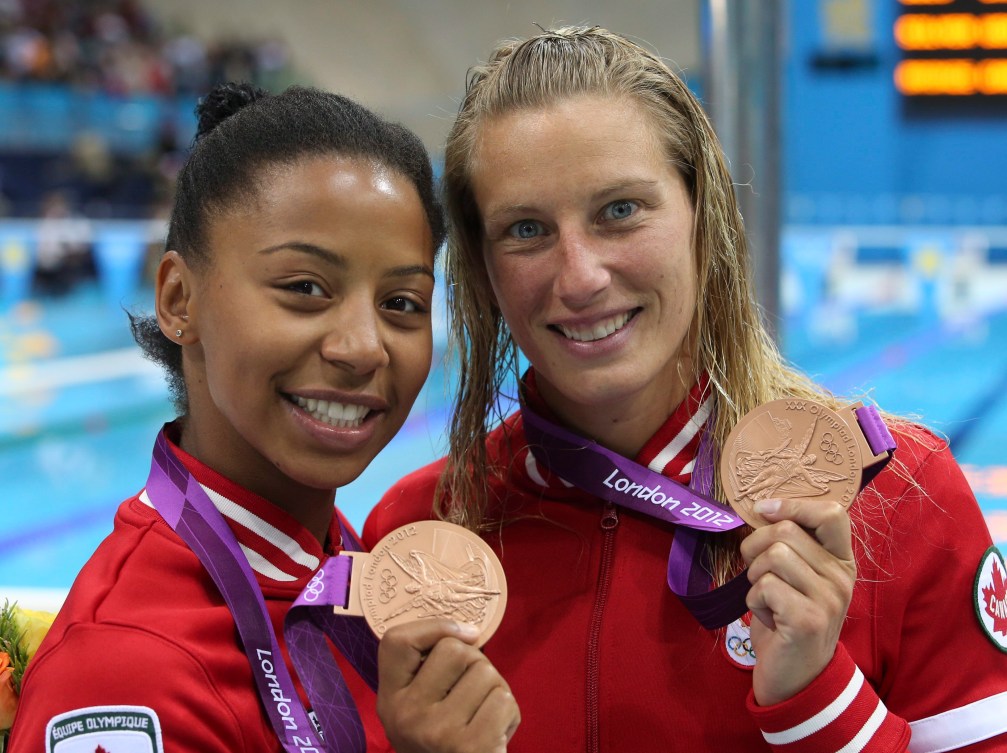 Jennifer Abel and Emilie Heymans pose with their bronze medals