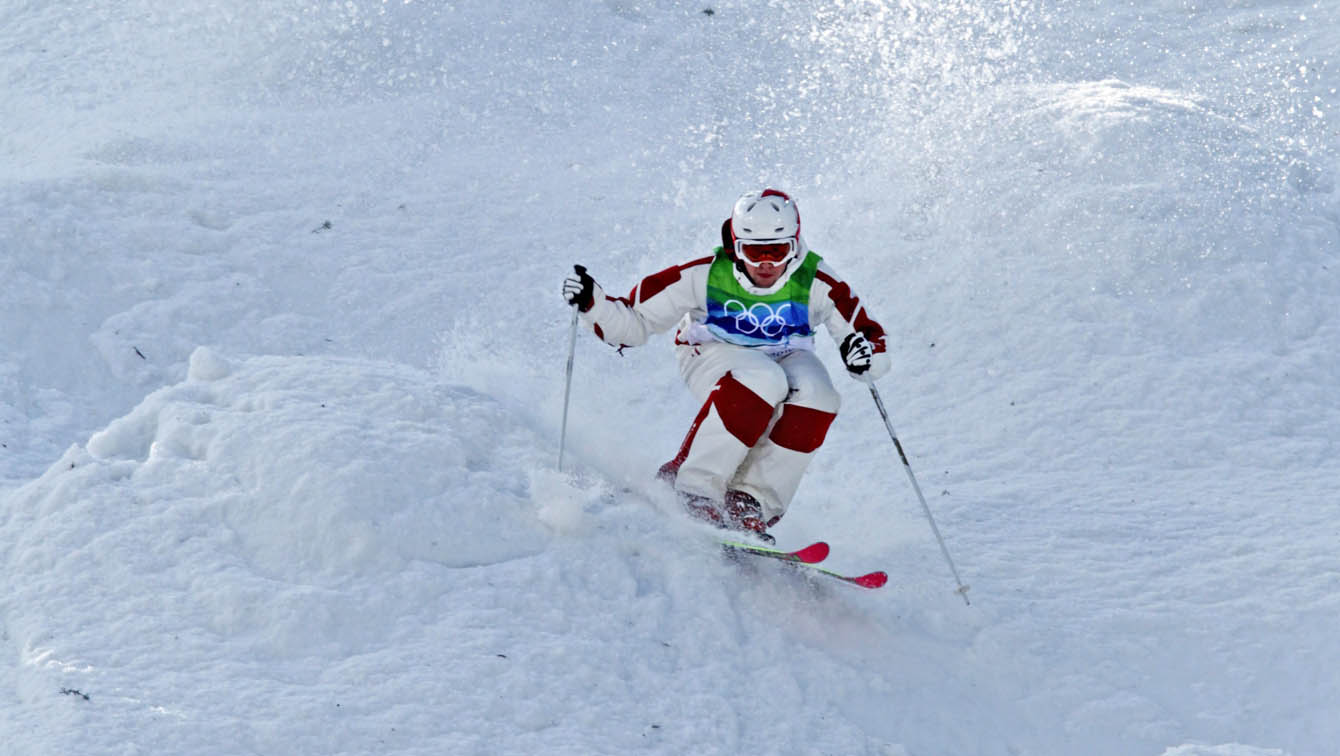 Alex Bilodeau skiies around mogul in Vancouver 2010