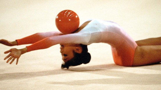 Lori Fung competes with her ball at Los Angeles 1984