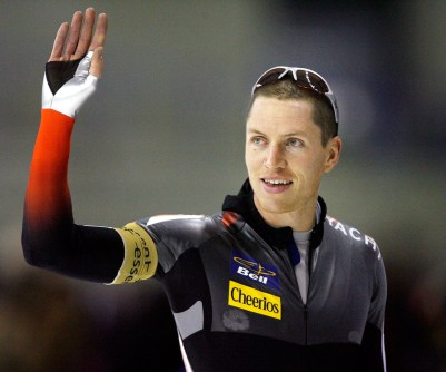 Team Canada Jeremy Wotherspoon Athlete Jeremy Wotherspoon waving to crowd