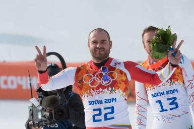 Hudec poses after winning Spuer-G bronze (Photo: CP)