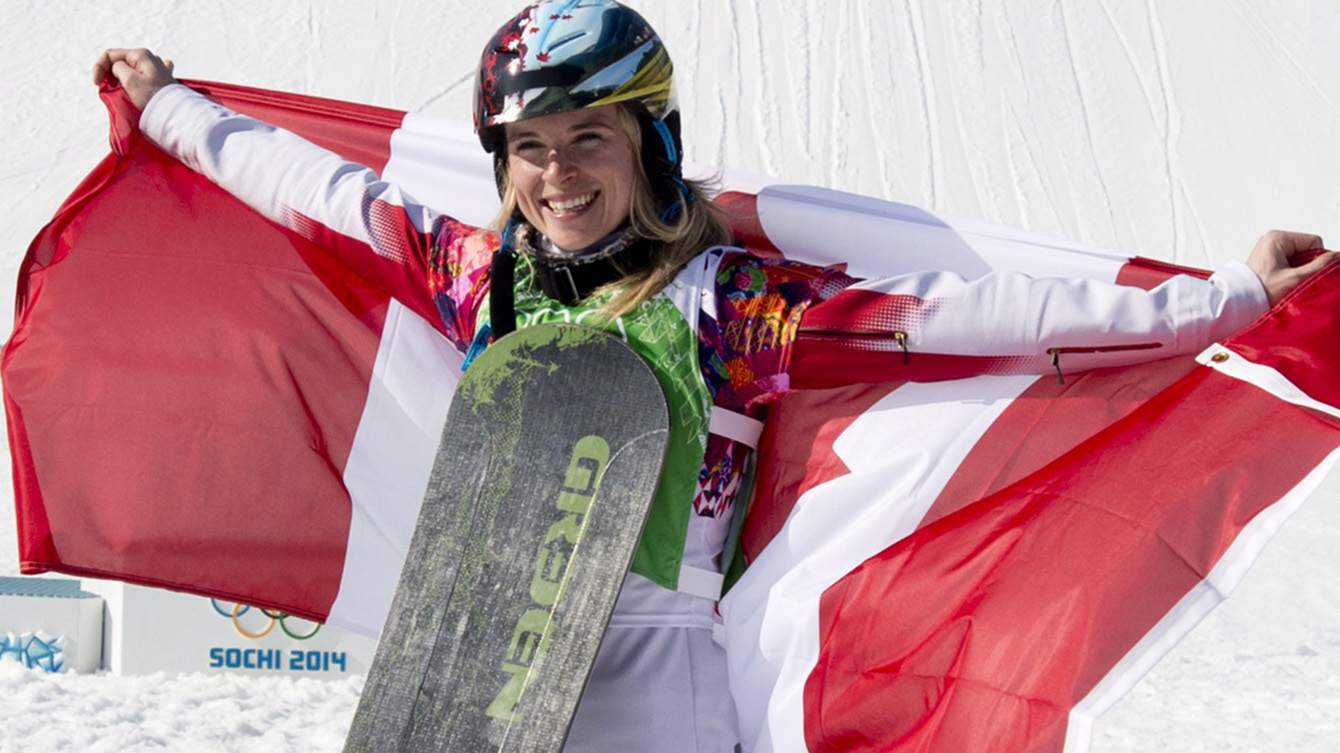 Dominique Maltais posiert mit der kanadischen Flagge