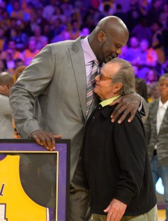 Shaquille O'Neal kisses Jack Nicholson on the head after the retirement of his jersey by the Lakers. Photo: CP
