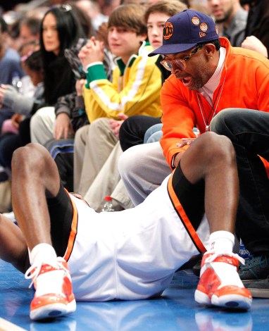 Spike Lee shouts at Knicks guard Toney Douglas. Photo: CP