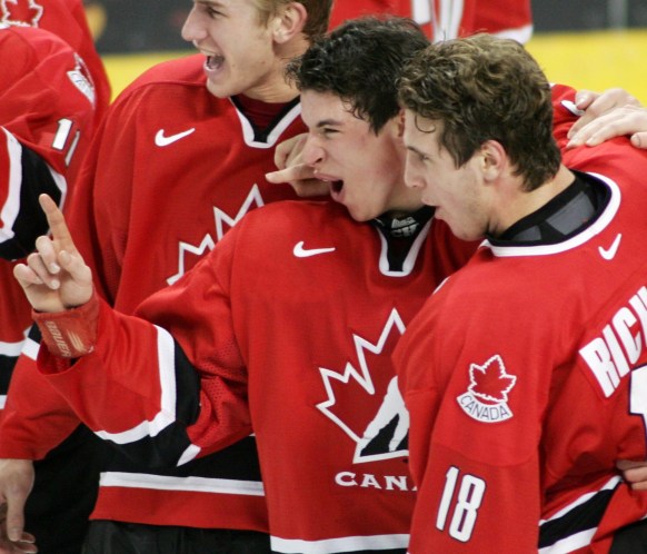 Sidney Crosby, centre, and captain Mike Richards, right, celebrate their gold medal win at the 2005 World Juniors (Photo: CP)