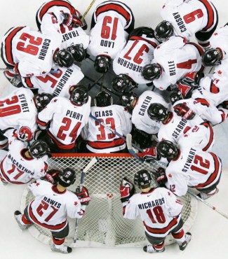 Team Canada huddles before a preliminary game vs Finland at the 2005 World Juniors (Photo: CP)