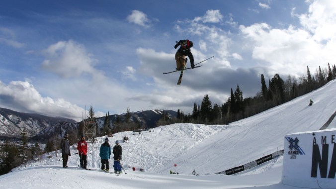 Alex Bellmare soars in the men's ski slopestyle (photo: Canadian Freestyle Ski Association).
