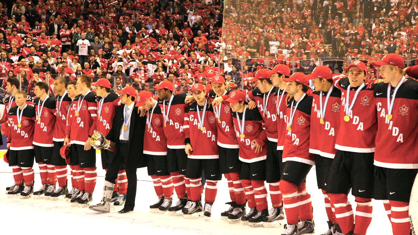 Canadian players and staff line-up after receiving their individual gold medals. 