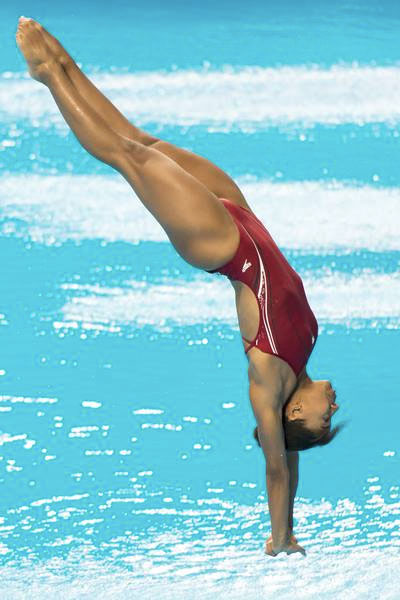 Jennifer Abel hits the water on Day 2 in Dubai. Photo via FINA Diving World Series - Dubai on Facebook.