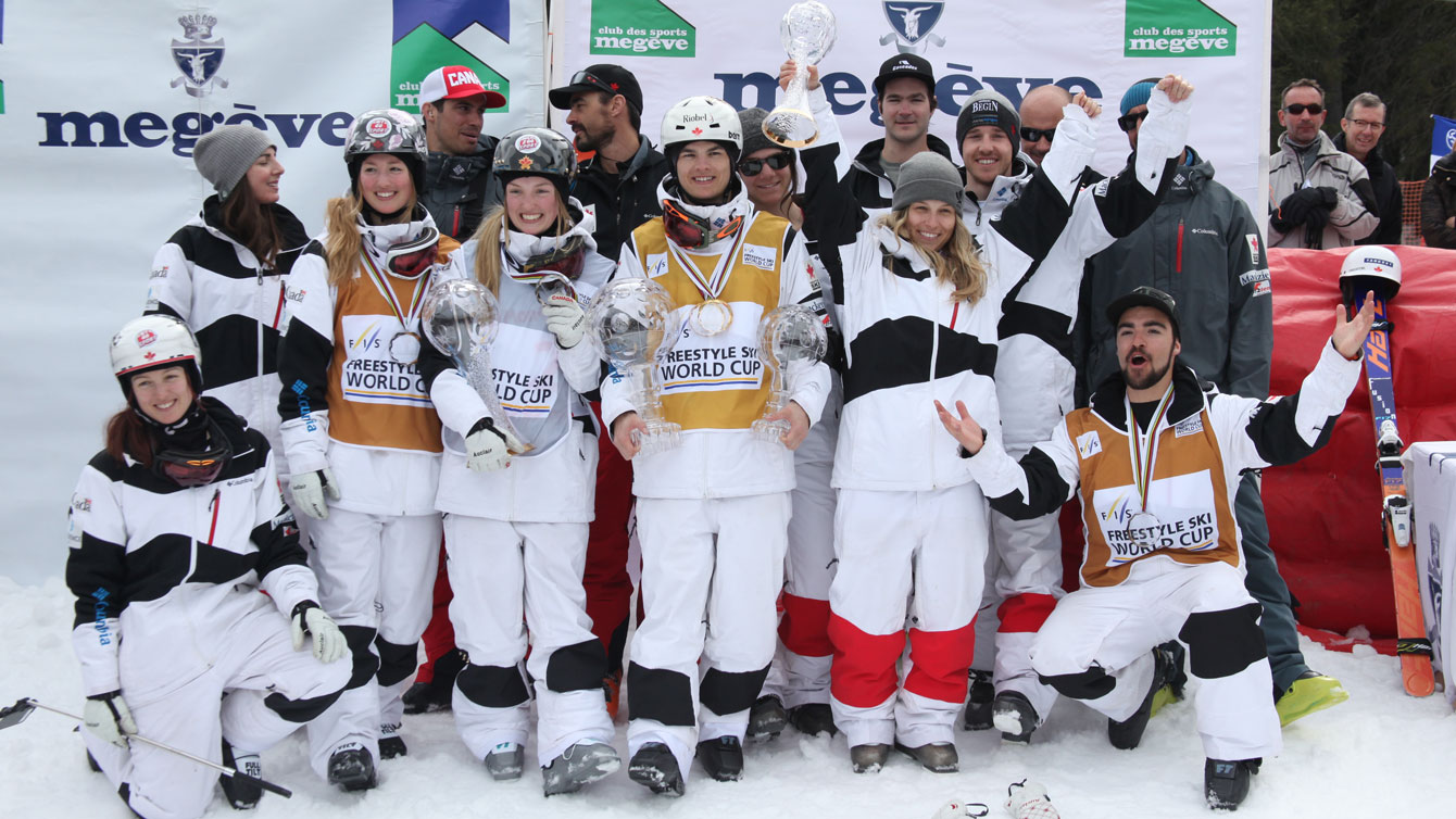 Moguls team celebrates the Nations Cup victory for Canada in the 2014-15 FIS Freestyle Ski World Cup season. (Chad Bucholz/FIS)