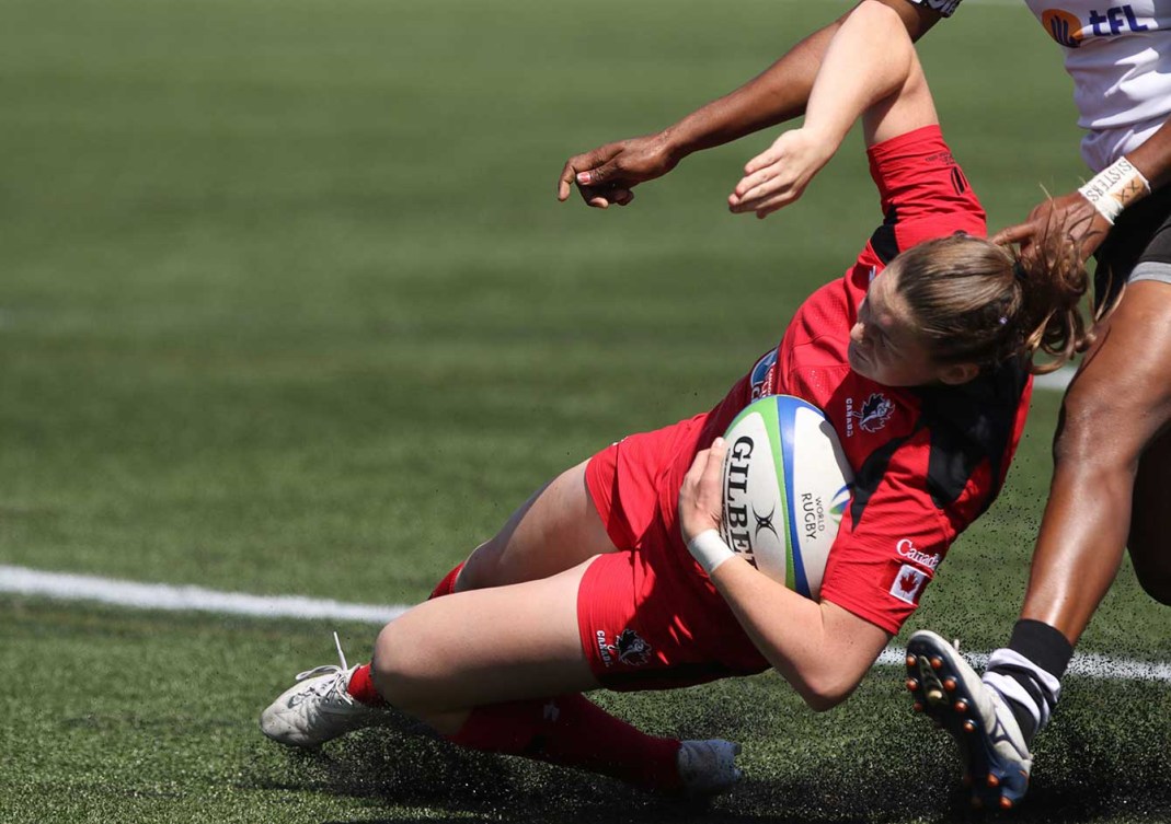 Canada's Hannah Darling  scores a try against Fiji at Canada Sevens in Langford, B.C., Sunday April 19, 2015. Canada beat Fiji 45-0 advancing to the plate final against the U.S. THE CANADIAN PRESS/Chad Hipolito