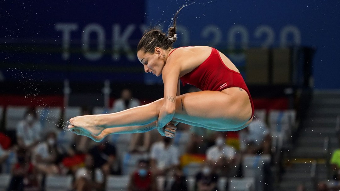 Pamela Ware dives in pike position