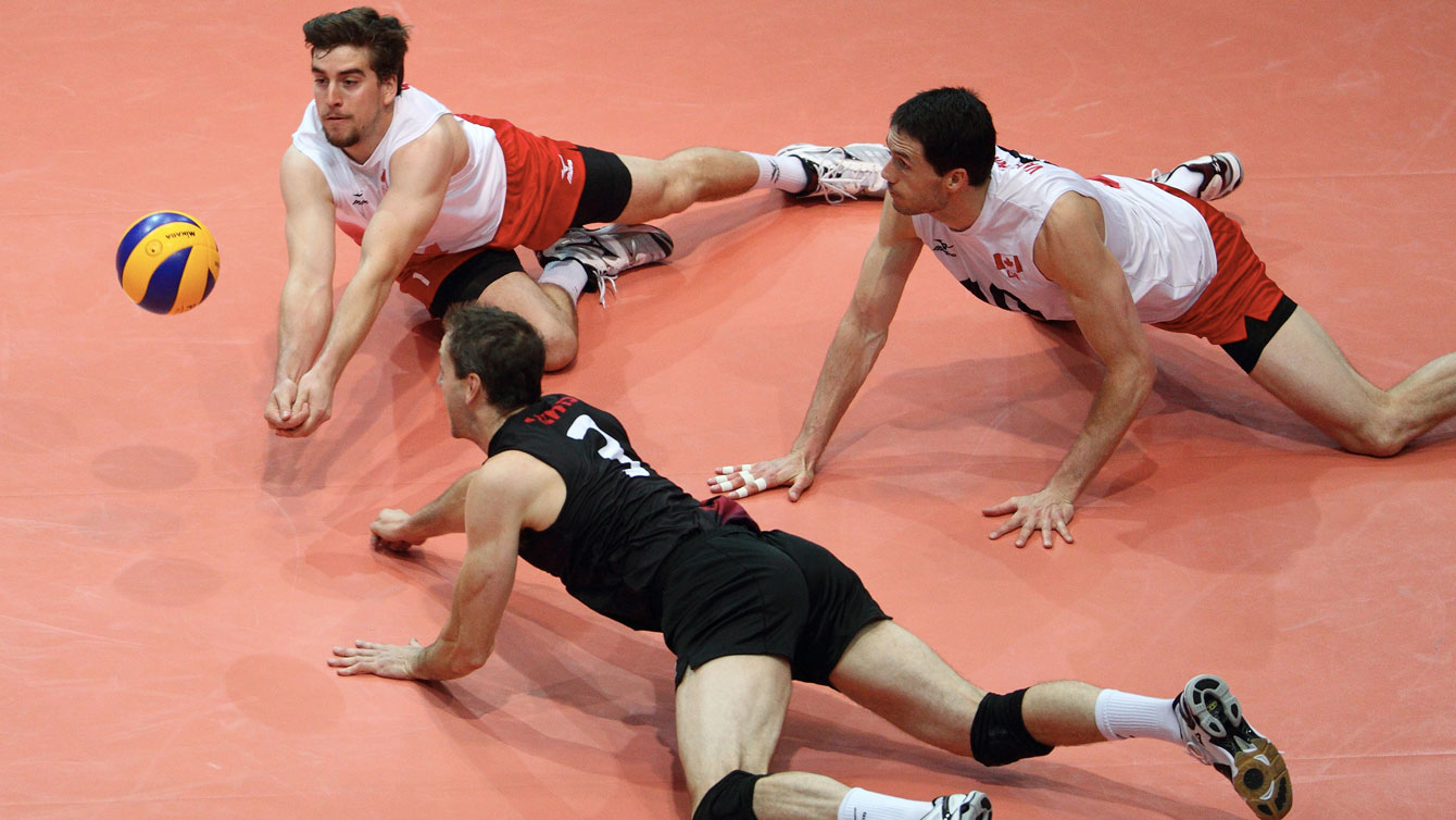 Canadian digs in for defence against Finland at the 2014 World League (Photo: FIVB.org). 