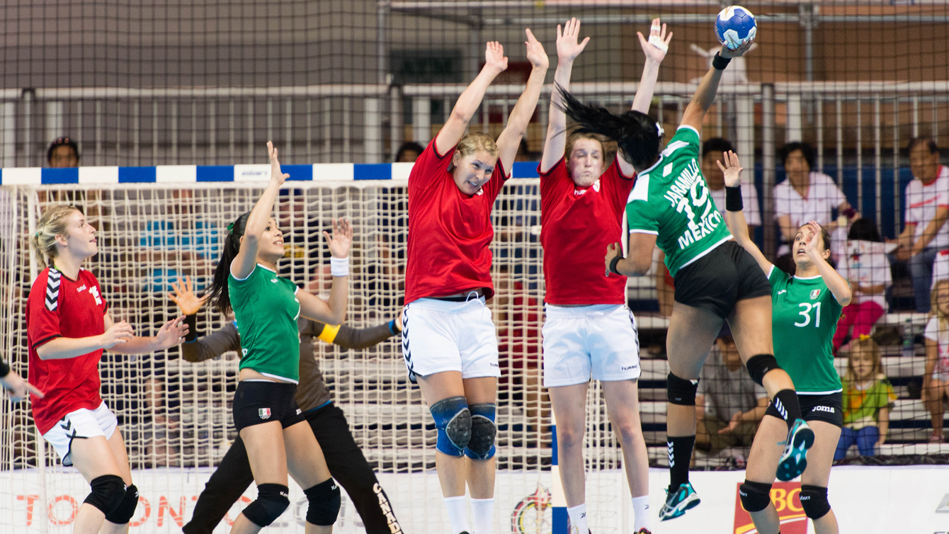 Team Canada blocks a shot from Mexico in women's handball at TO2015