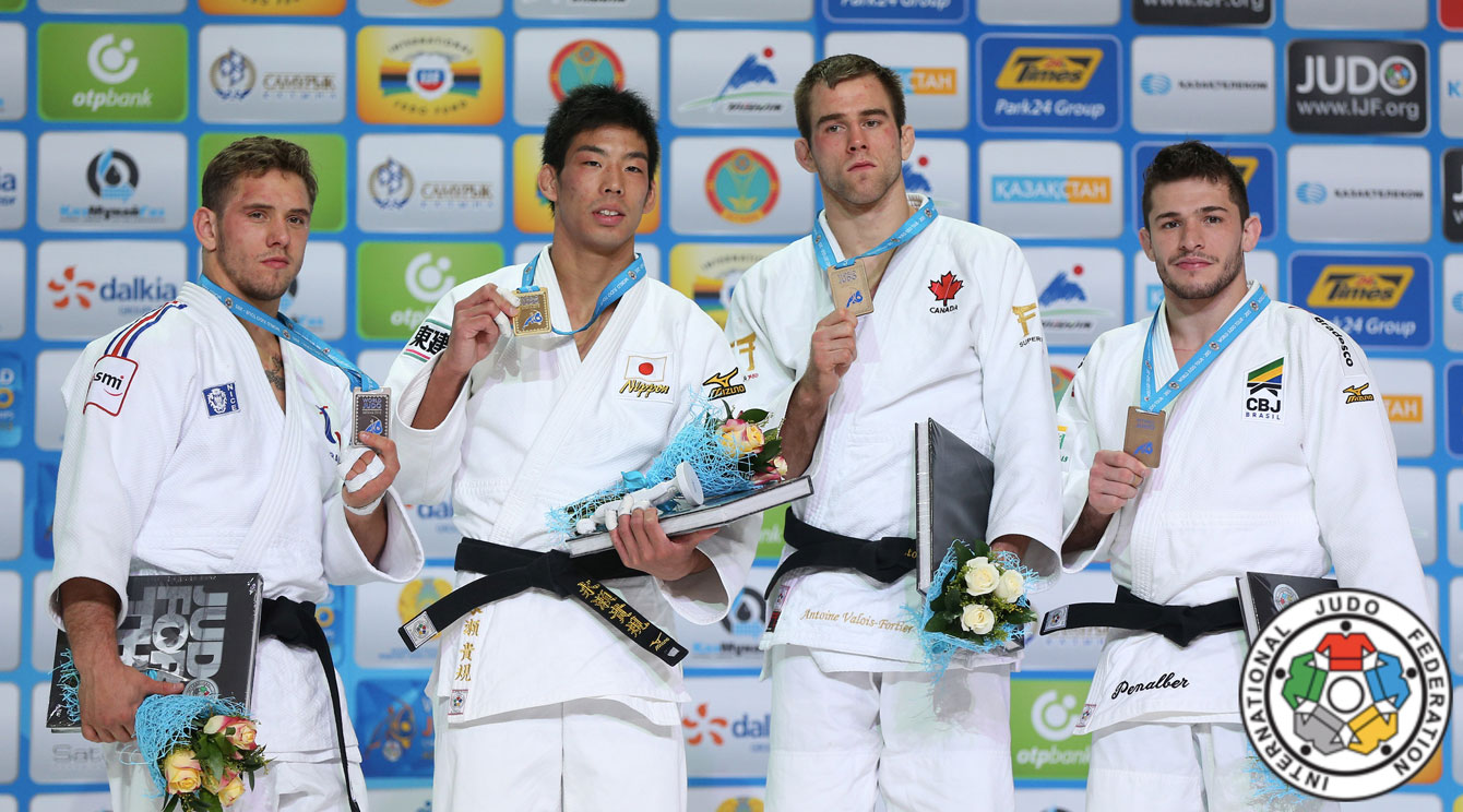 Antoine Valois-Fortier (second from right) holds up his World Championship bronze medal in Astana on August 27, 2015 (Photo: IJF Media by G. Sabau and Zahonyi).