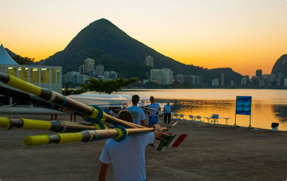 International junior rowers head out to the water for the Rio 2016 rowing test event in early August 2015 (Photo: Rio 2016/Alex Ferro).