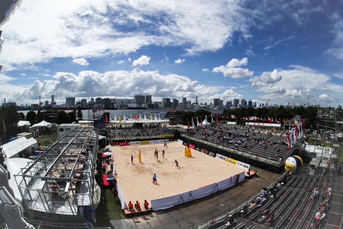 I giocatori giocano a beach volley durante l'evento di prova allo Shiokaze Park