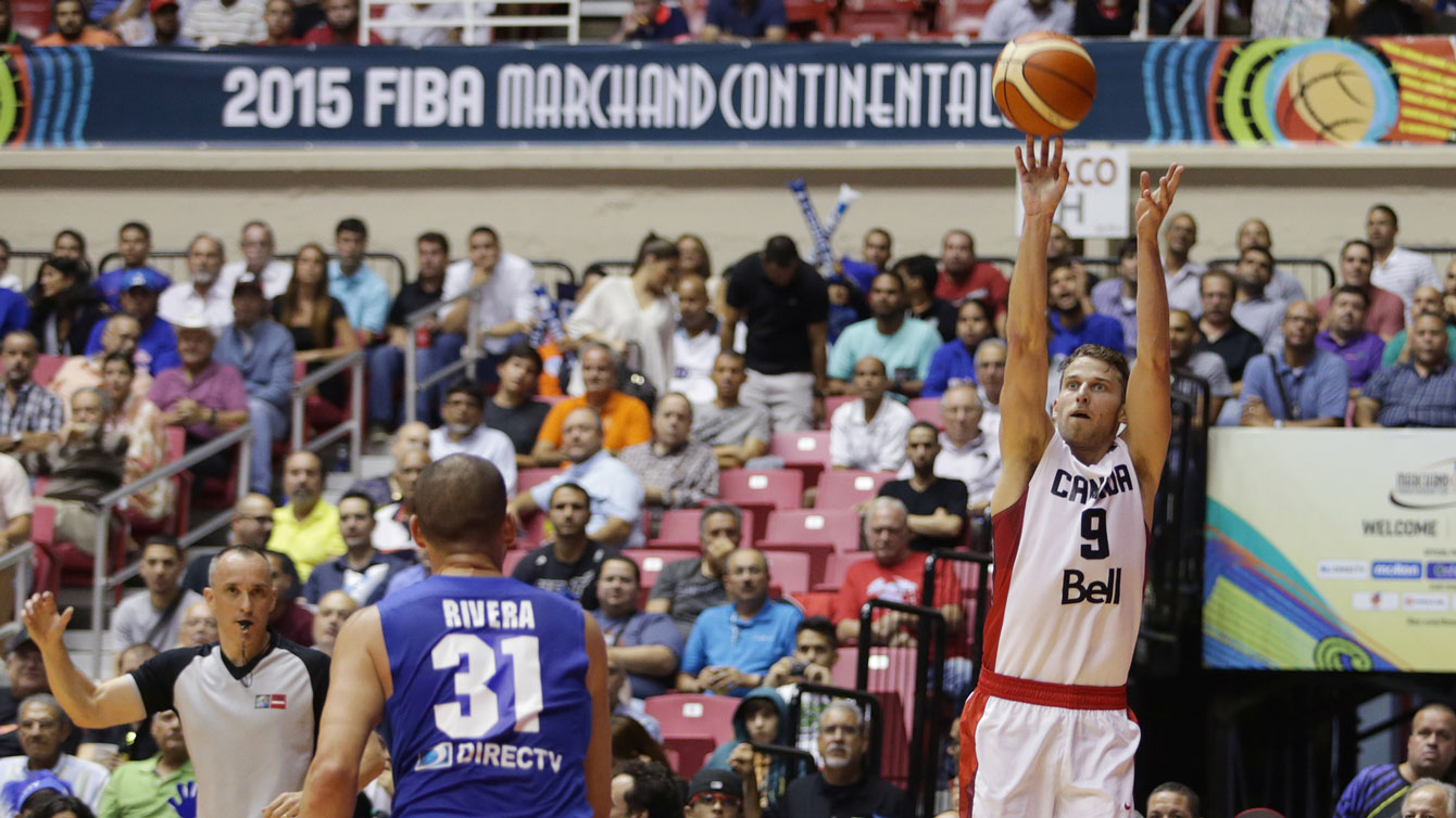 Nik Stauskas goes for a long distance shot against Puerto Rico on August 26, 2015 at the Tuto Marchand Continental Cup (Photo: José Jiménez Tirado/FIBA Americas).