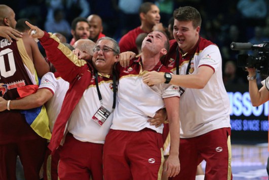 G2 Nestor 'Che' Garcia (centre), Venezuela's coach (Photo: FIBA)