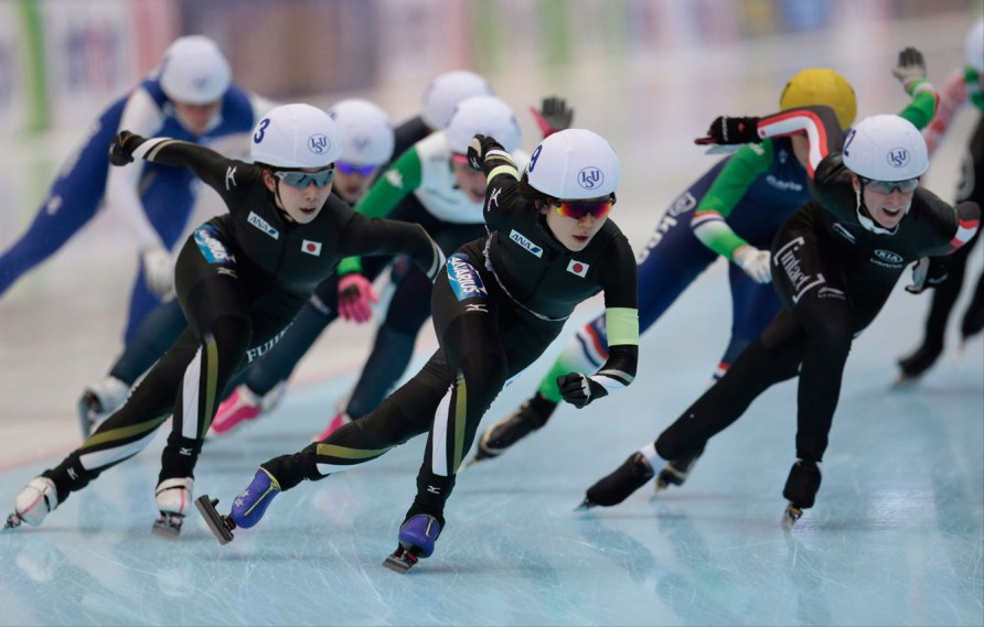 10739538 From left, Oshigiri Misaki, Takagi Miho, both of Japan, and Ivanie Blondin, of Canada, lead the pack on the last lap of the women's mass start race of the speedskating single distance World Championship