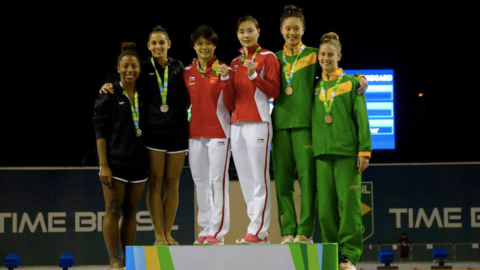 Jennifer Abel, Pamela Ware (on the left) with their FINA World Cup silver medal at the Rio 2016 test event in Brazil on February 20, 2016 (Photo: Rio 2016 / Alexandre Loureiro) 