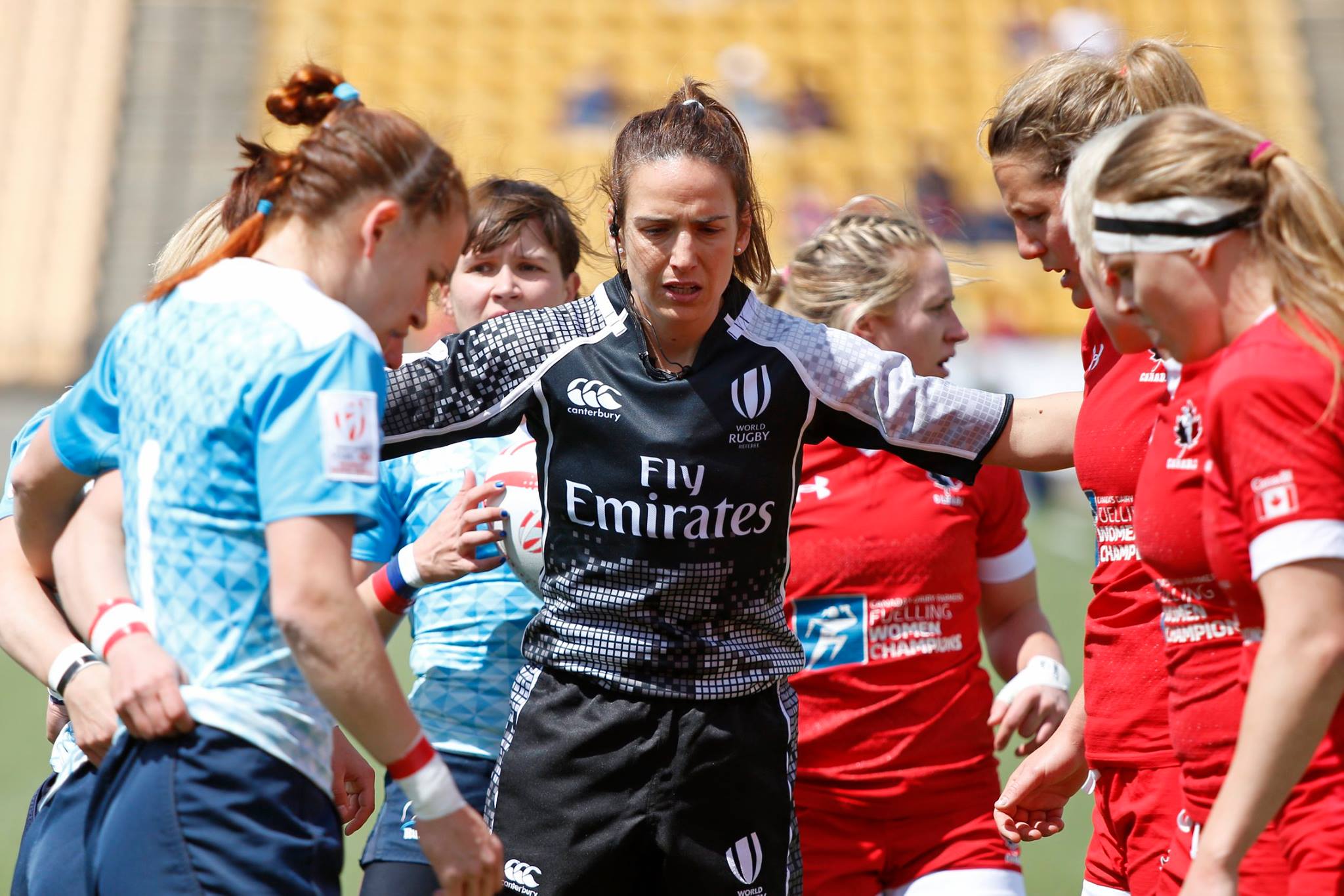 Referee Alhambra Nievas prepares Russia and Canada for a scrum on day one of Atlanta 7s (Photo: Mike Lee @KLC Foto).