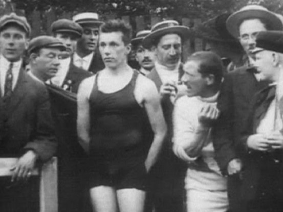 George Hodgson, center, eagerly awaiting the results of the test of 400 meters at the Olympic Games in Stockholm in 1912.
