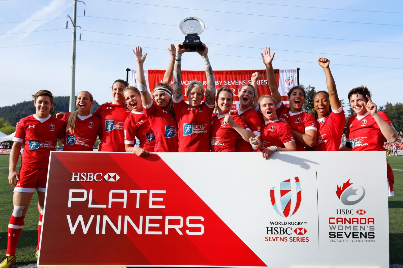 The women's rugby sevens squad lift the plate after finishing fifth at Canada 7s in Langford, BC on April 17, 2016 (Photo: World Rugby).