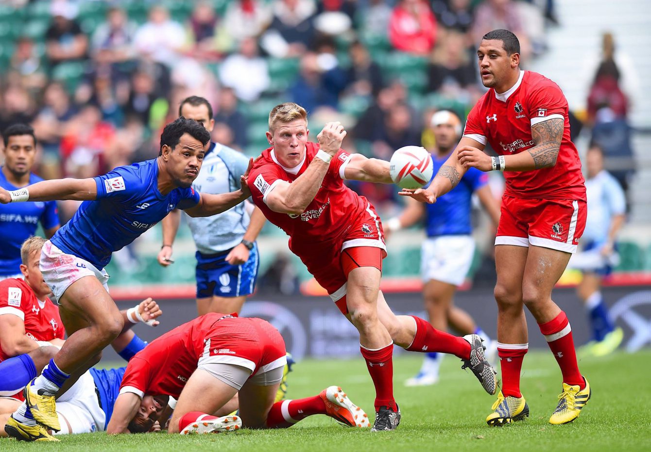 John Moonlight makes a pass to his team in a match against Samoa at London Sevens 2016 (Photo: Rugby Canada).
