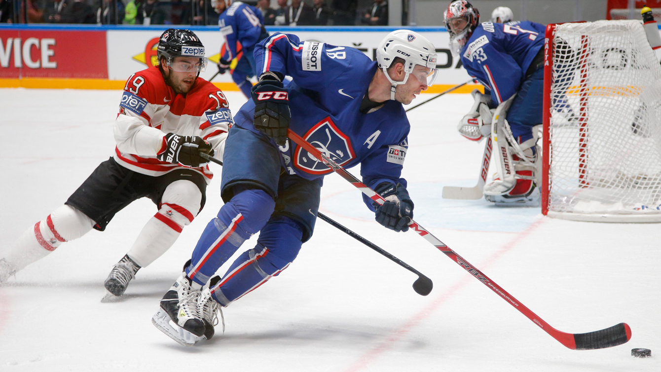 France’s Yohann Auvitu, right, fights for the puck with Canada’s Derick Brassard during the Hockey World Championships Group B match in St.Petersburg, Russia, Monday, May 16, 2016. (AP Photo/Dmitri Lovetsky)