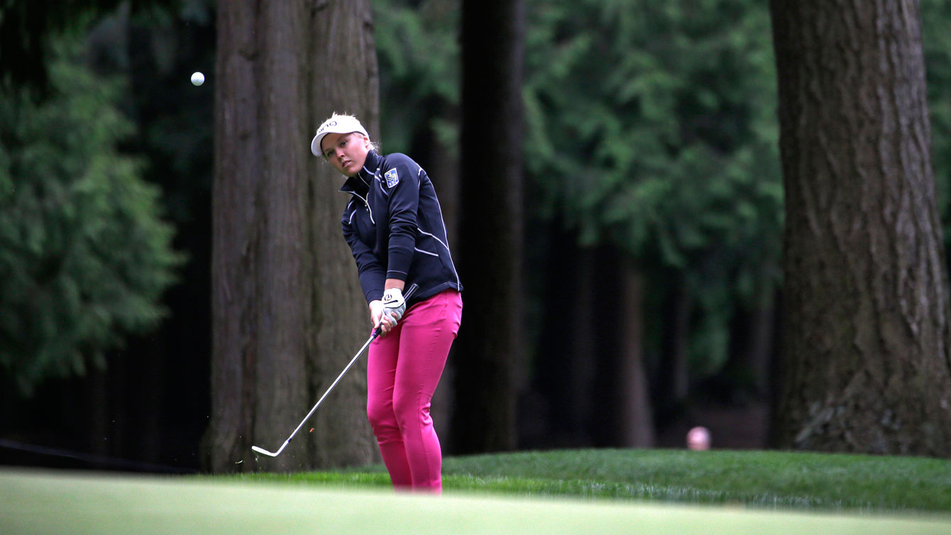 Brooke Henderson chips a shot at the Women's PGA Championship in Sammamish, Washington on June 9, 2016. 