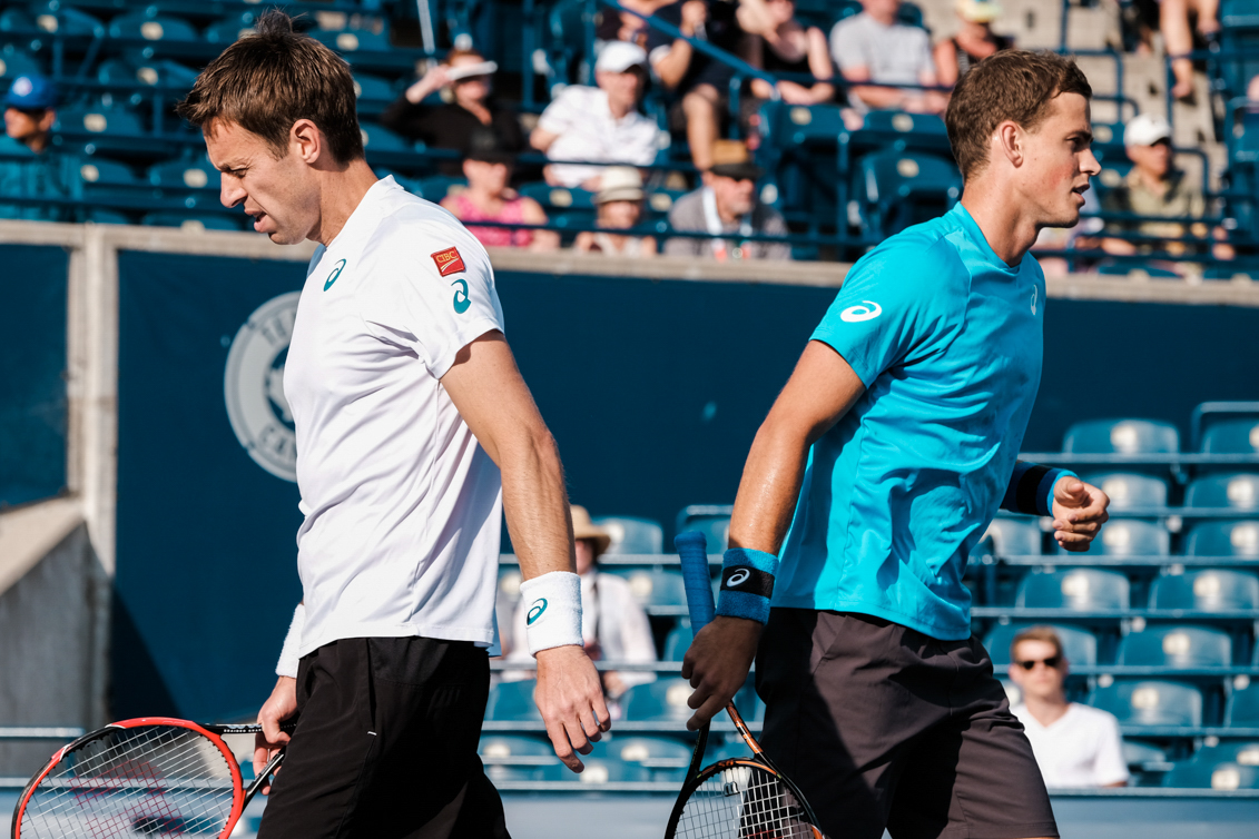 Canada’s Vasek Pospisil and Daniel Nestor play doubles in the semifinals of the Rogers Cup in Toronto on July 30, 2016. (Thomas Skrlj/COC)