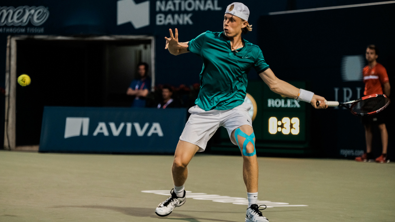 Denis Shapovalov returns a ball against Grigor Dimitrov at the Rogers Cup in Toronto on July 27, 2016. (Thomas Skrlj/COC)