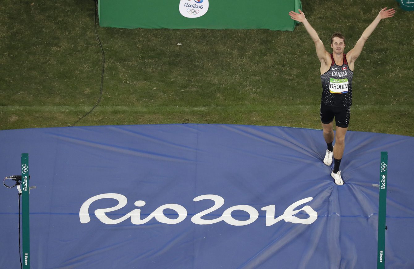 Canada's Derek Drouin acknowledges the crowd after his last attempt during the high jump finals during the athletics competitions of the 2016 Summer Olympics at the Olympic stadium in Rio de Janeiro, Brazil, Tuesday, Aug. 16, 2016. (AP Photo/Morry Gash)