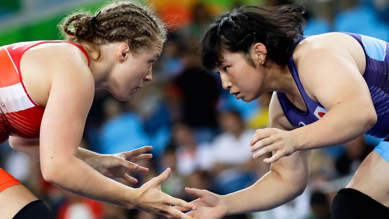 Dori Yeats and Sara Dosho, of Japan wrestle at Rio 2016 on Aug 17. (Markus Schreiber)