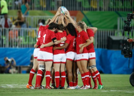 Rugby_final_MarkBlinchPhoto-88 Canada's Women's Rugby Sevens team before their bronze medal match against Great Britain on August 8, 2016 (photo/ Mark Blinch)