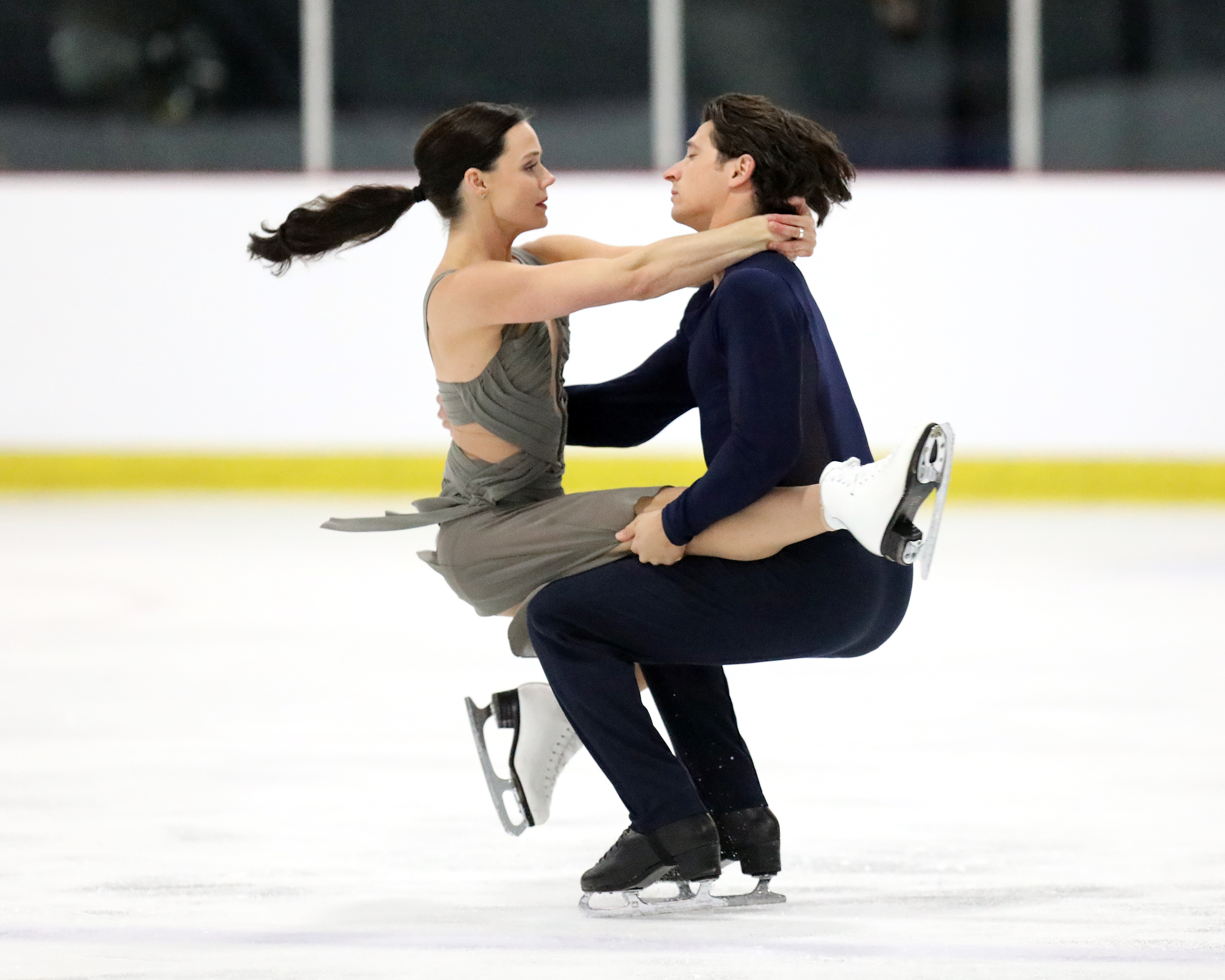 Tessa Virtue and Scott Moir compete in the free dance at the Autumn Classic International, their first competition since Sochi 2014 (October 1, 2016, Photo: Greg Kolz)