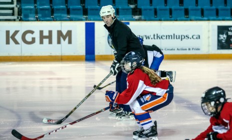 Marty Turco leads an on-ice clinic at the Teck Coaching Series in Kamloops, BC on December 3, 2016 (photo: Allen Douglas)