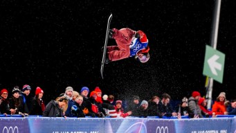 Elizabeth Hosking competes in snowboard.