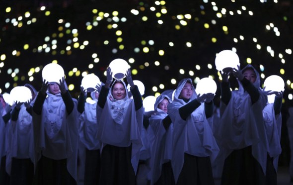 Pyeongchang Olympics Closing Ceremony Performers carry lights during the closing ceremony of the 2018 Winter Olympics in Pyeongchang, South Korea, Sunday, Feb. 25, 2018. (AP Photo/Natacha Pisarenko)