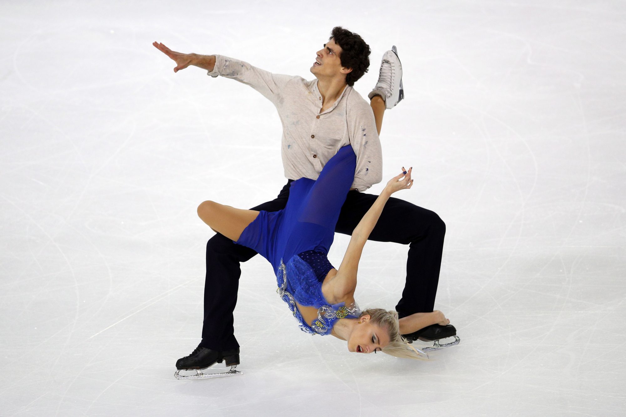 Piper Gilles and Paul Poirier perform a lift