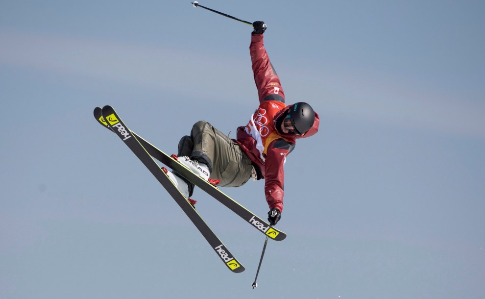 Evan McEachran in the air during a men's slopestyle eventl.