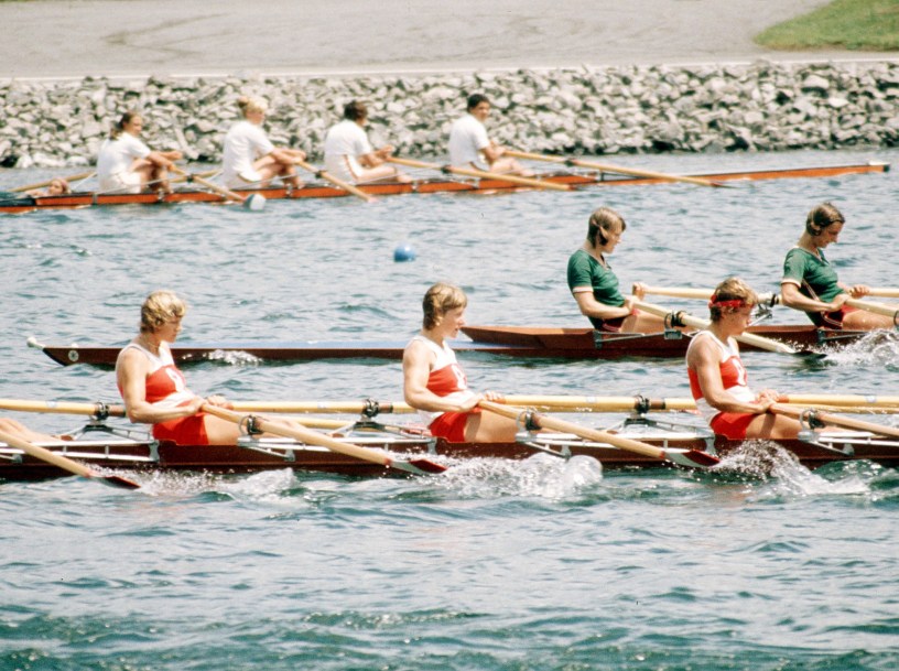 Women's rowing teams competing