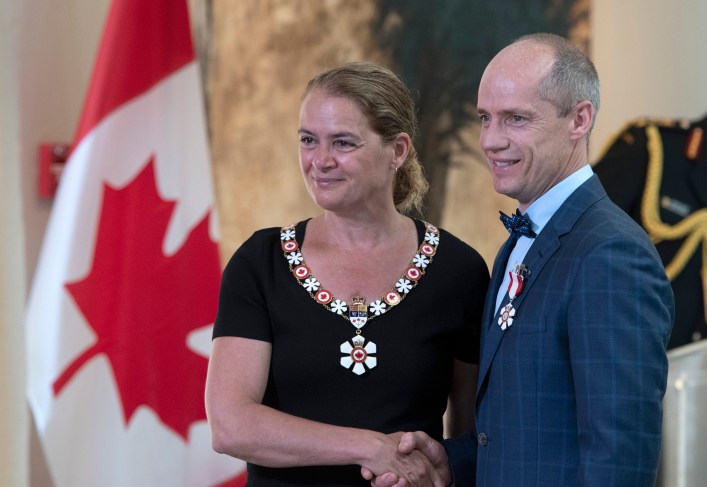 Julie Payette, Kurt Browning Kurt Browning receives his medal and shakes hands