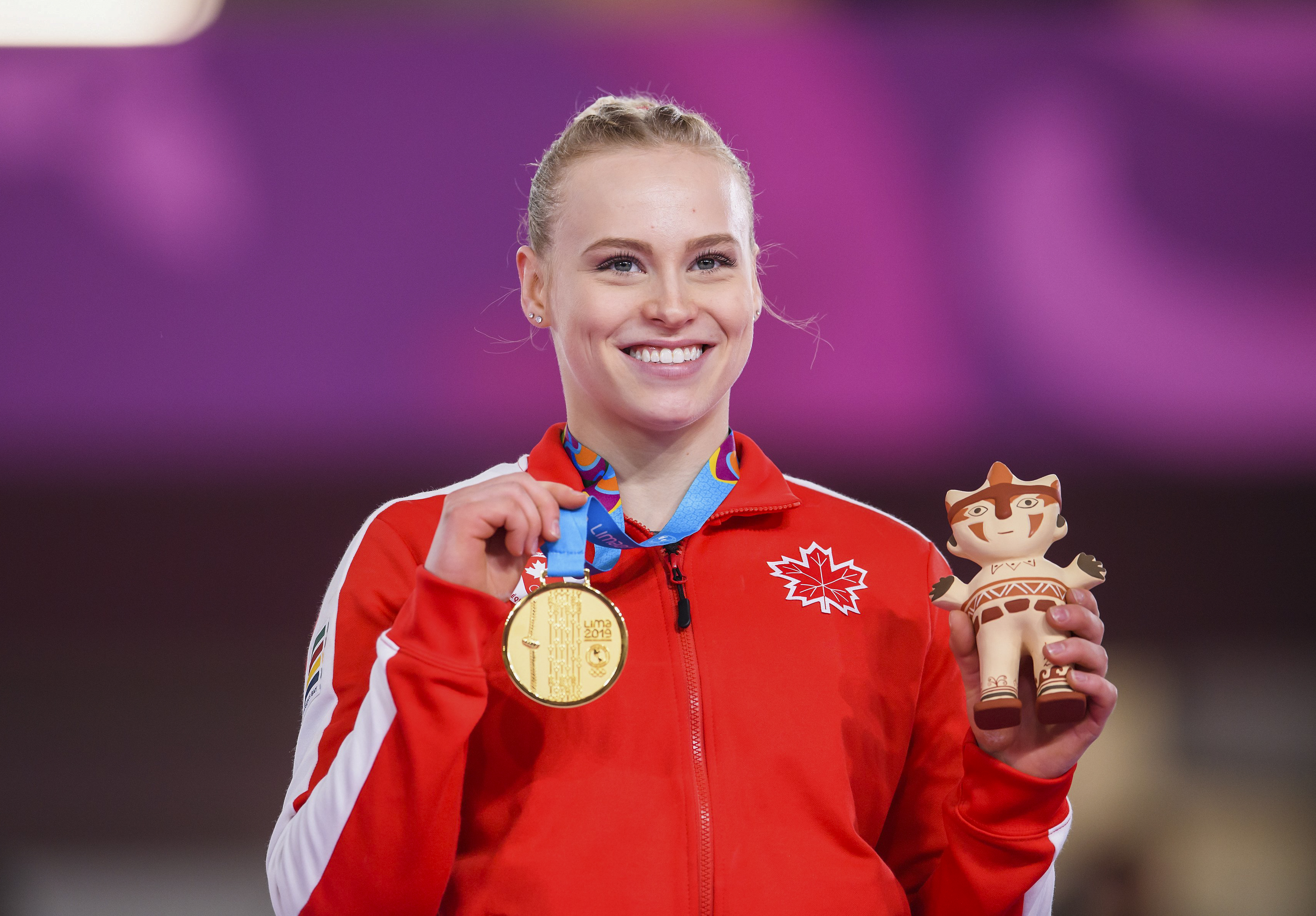 Ellie Poses with her gold at Lima