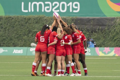 team-canada-lima-rugby team canada huddles together