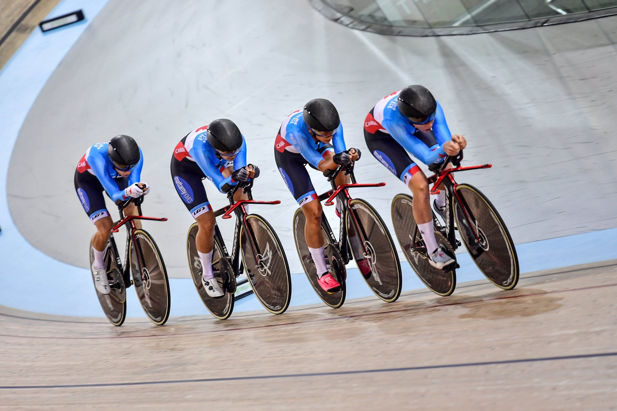 Women's team pursuit squad racing