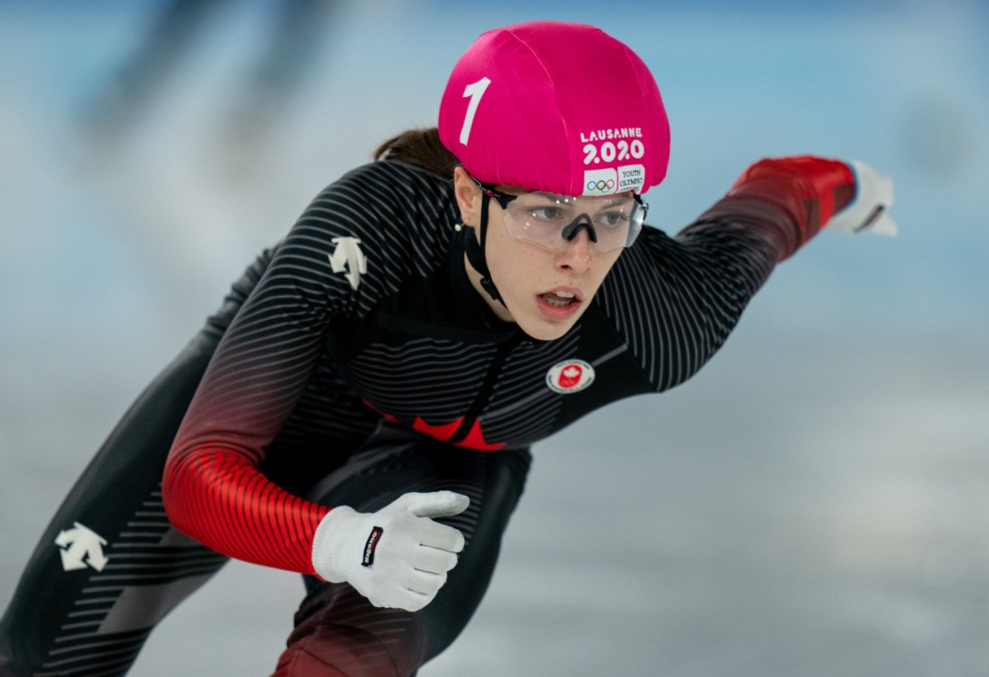 Vue rapprochée de Florence Brunelle lors d'une course de patinage de vitesse courte piste